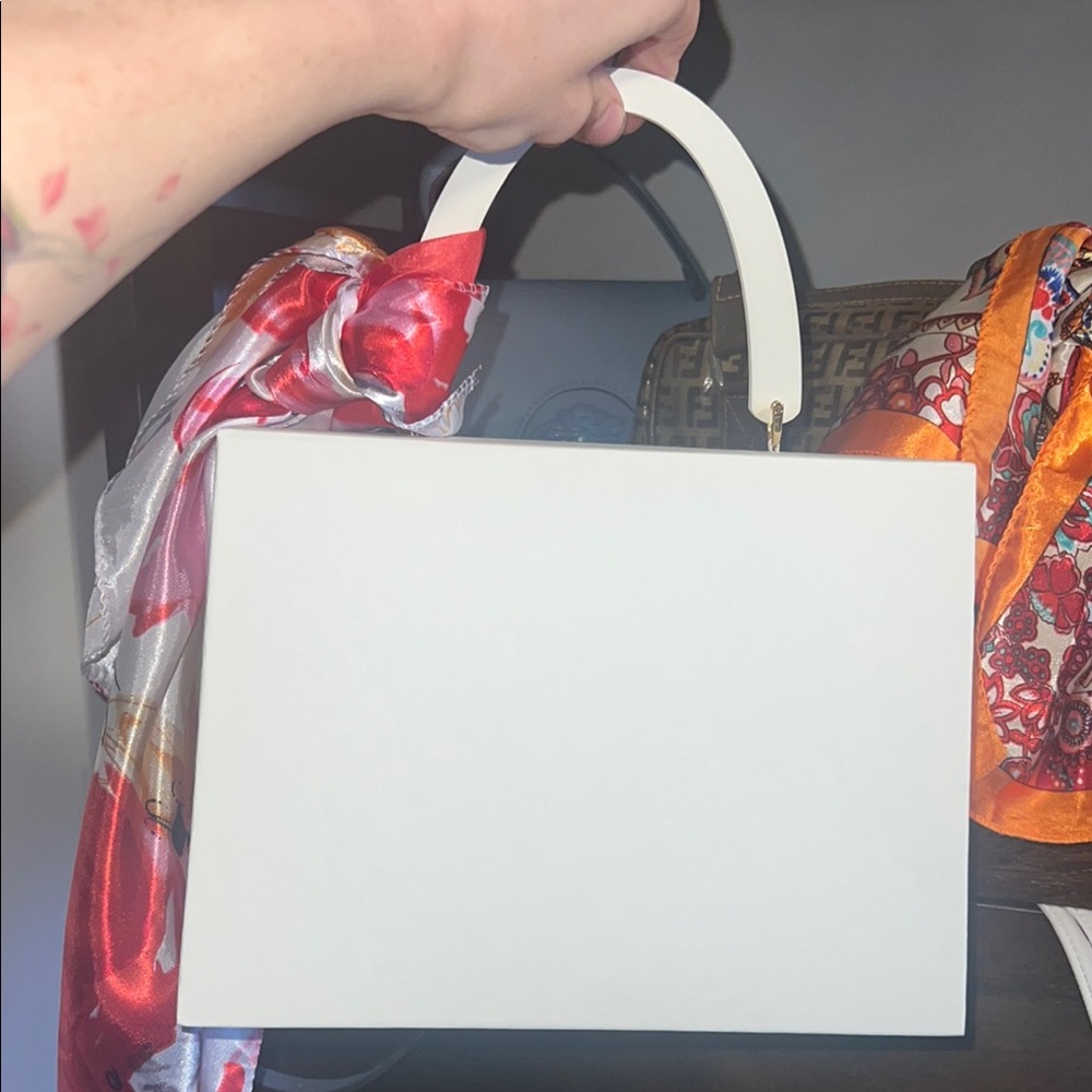 Elegant White Handbag with Gold Accent - Picture 6 of 8